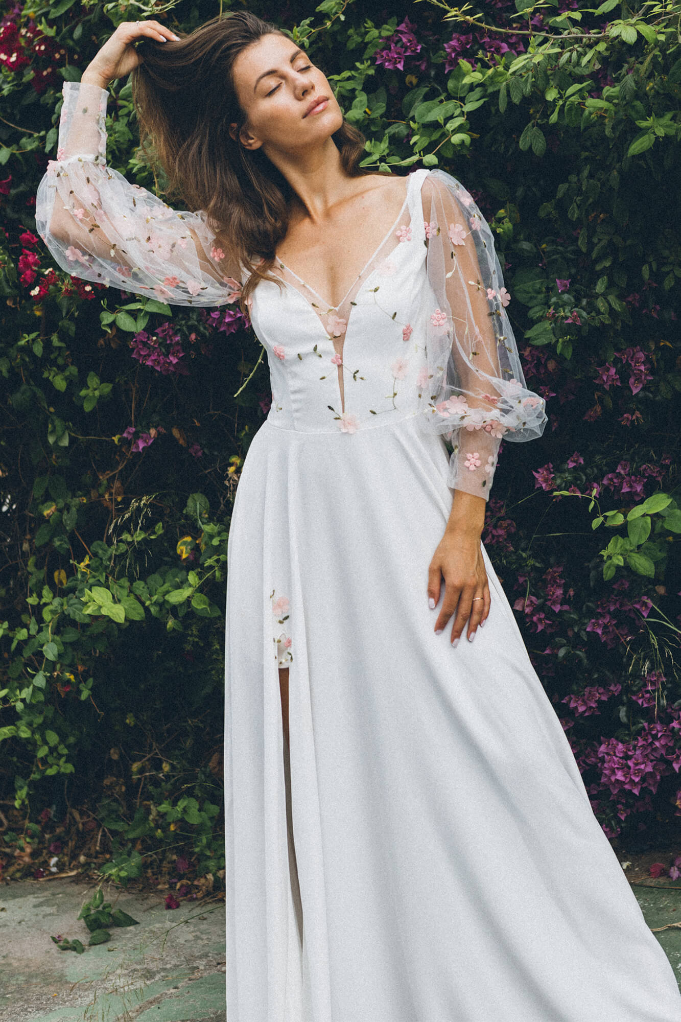 Suknia z długimi koronkowymi rękawami i głębokim dekoltem, widoczna do połowy. - Cannes-10-Kolorowa-suknia-ślubna-w-kwiaty-7 - SuknieBoho Suknia z długimi koronkowymi rękawami i głębokim dekoltem, widoczna do połowy.