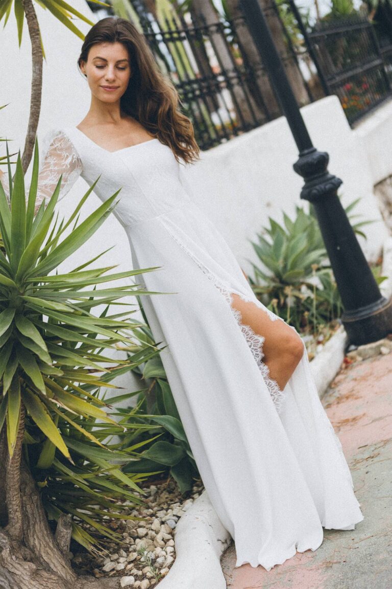 Suknia z długimi rękawami i rozcięciem na nogawce.