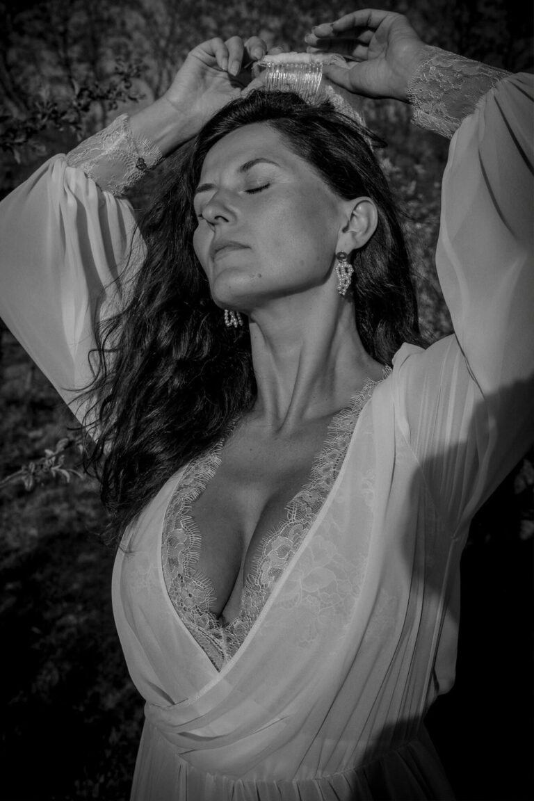 Suknia z dekoltem w szpic i długimi rękawami.