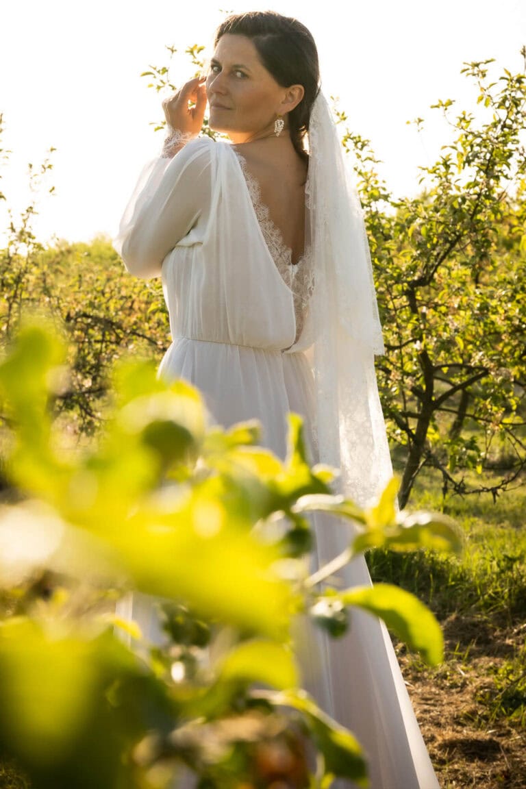 Suknia z długimi rękawami i dekoltem w kształcie litery V.