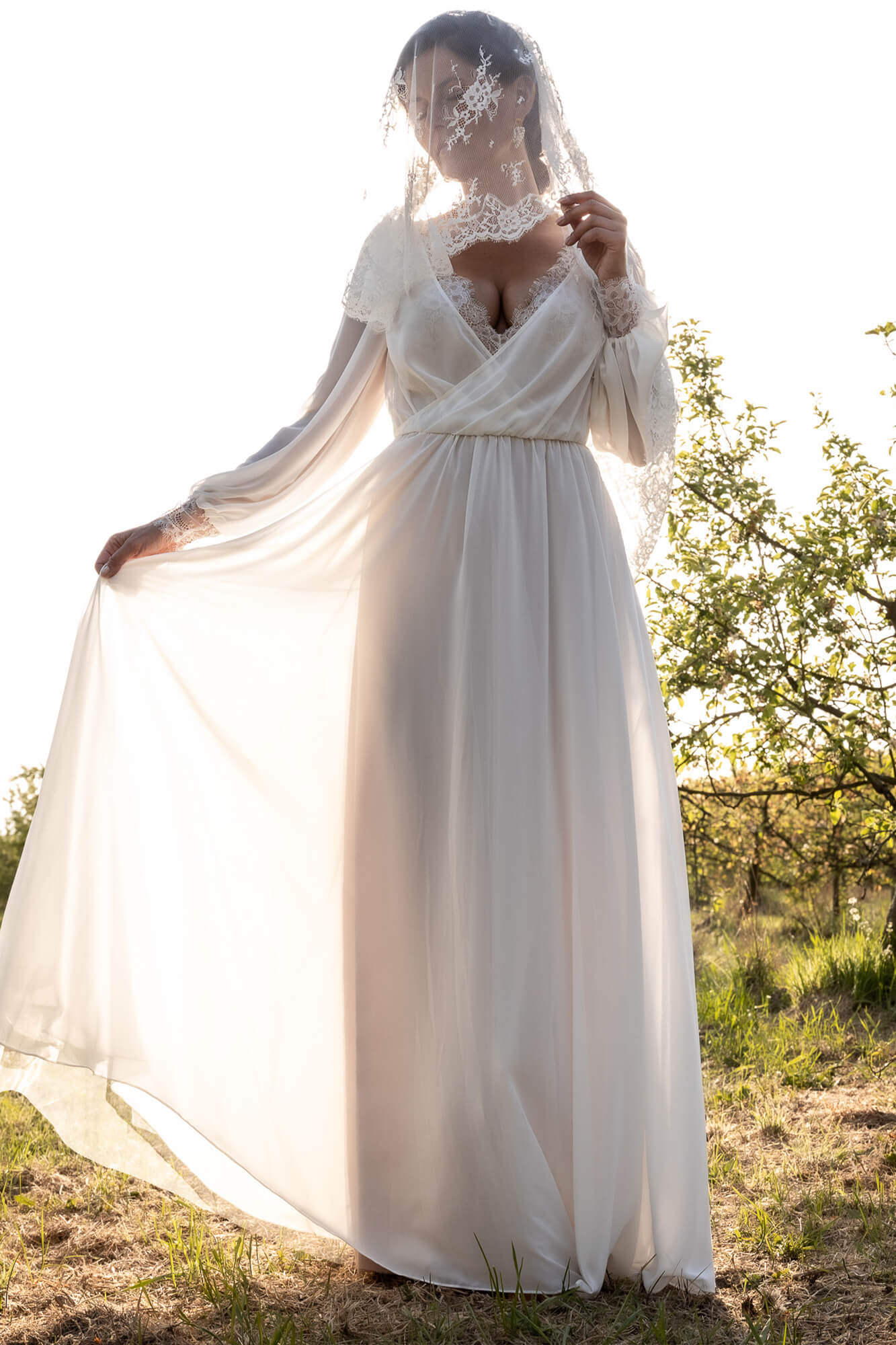 Suknia ślubna z długim tiulowym trenem i odkrytymi ramionami. - Paris-25-Suknia-Ślubna-z-dekoltem-karo-5 - SuknieBoho Suknia ślubna z długim tiulowym trenem i odkrytymi ramionami.