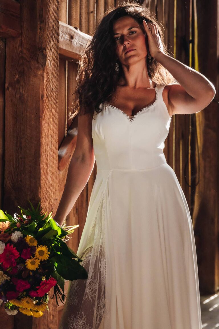 Suknia z dekoltem w serek i długim tiulowym dołem.