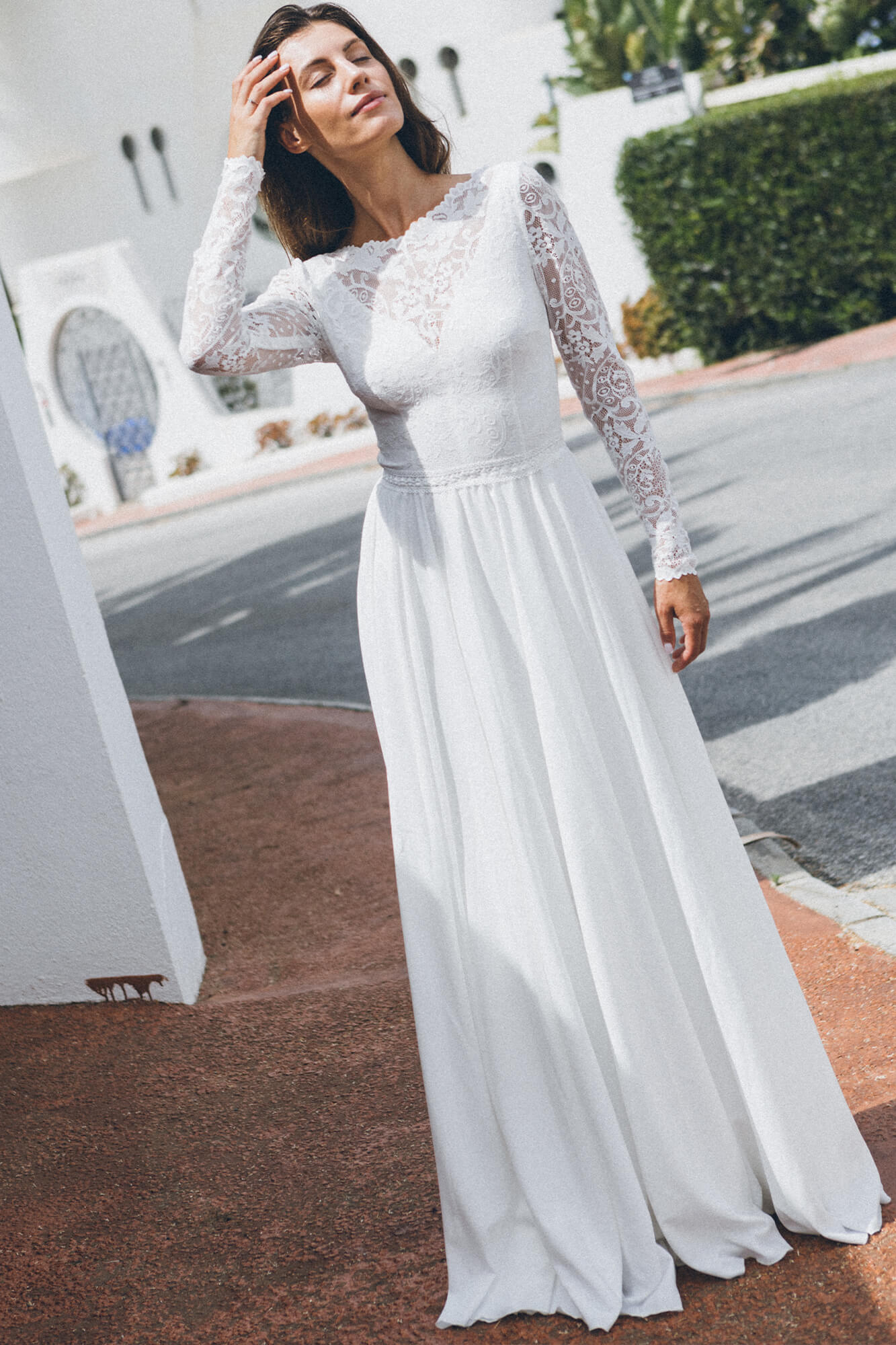 Suknia z długimi rękawami i rozkloszowanym dołem w białym kolorze. - Porto-78-Prosta-suknia-ślubna-z-koronką-1 - SuknieBoho Suknia z długimi rękawami i rozkloszowanym dołem w białym kolorze.