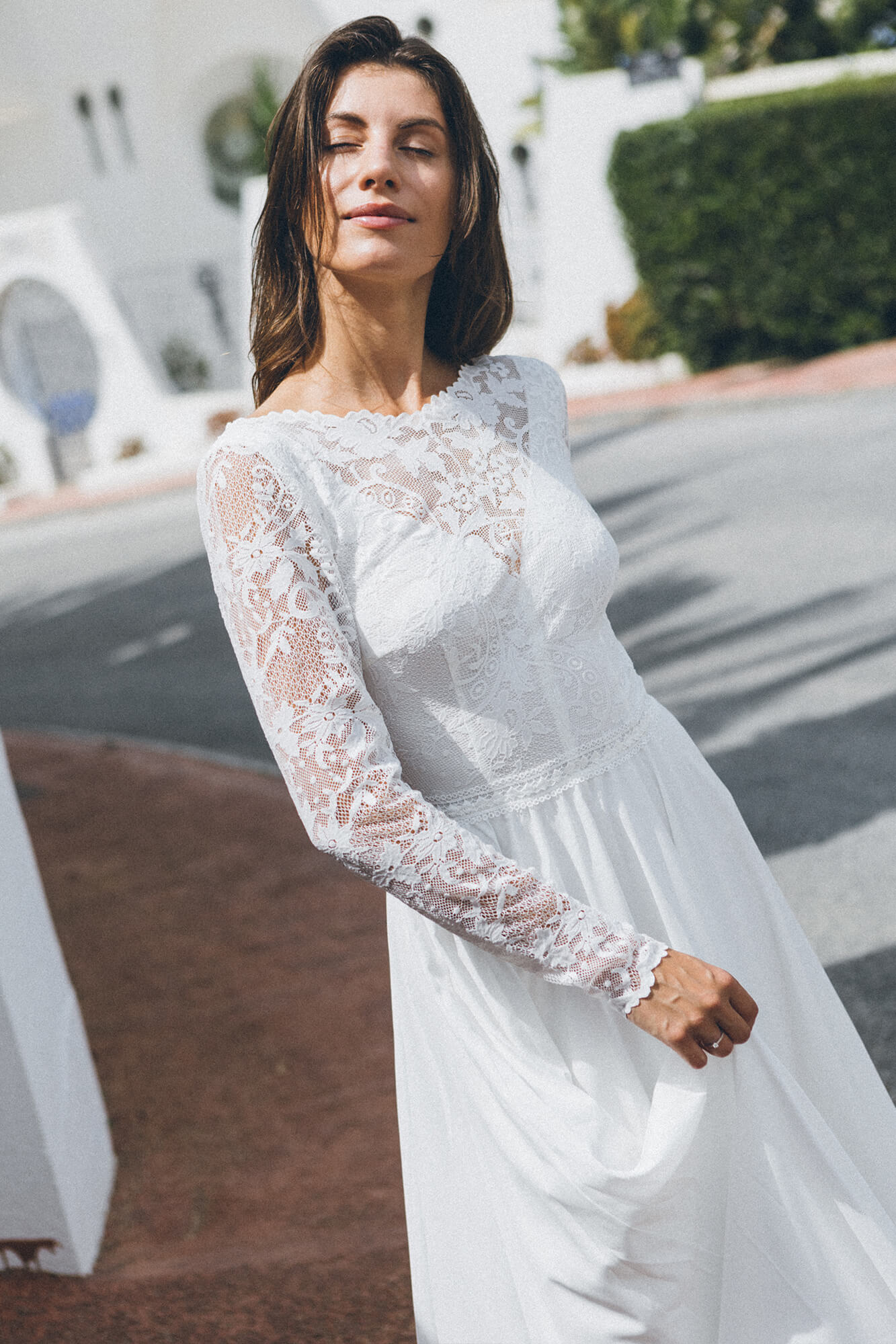 Suknia ślubna z długimi koronkowymi rękawami i okrągłym dekoltem. - Porto-78-Prosta-suknia-ślubna-z-koronką-2 - SuknieBoho Suknia ślubna z długimi koronkowymi rękawami i okrągłym dekoltem.