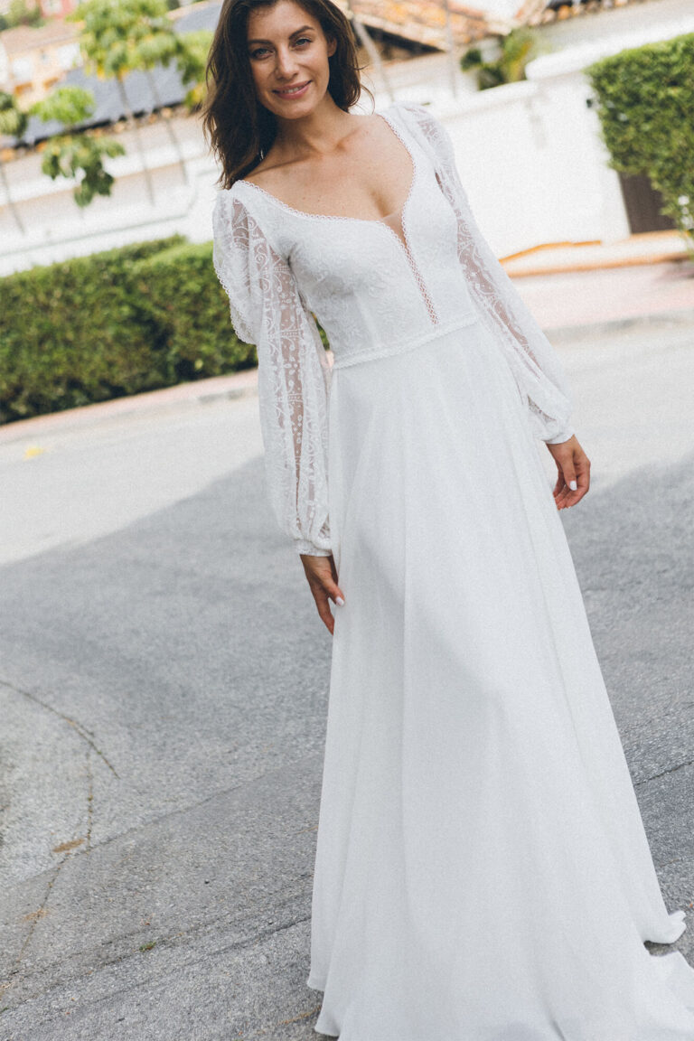 Suknia ślubna z długimi rękawami i dekoltem w kształcie litery V.