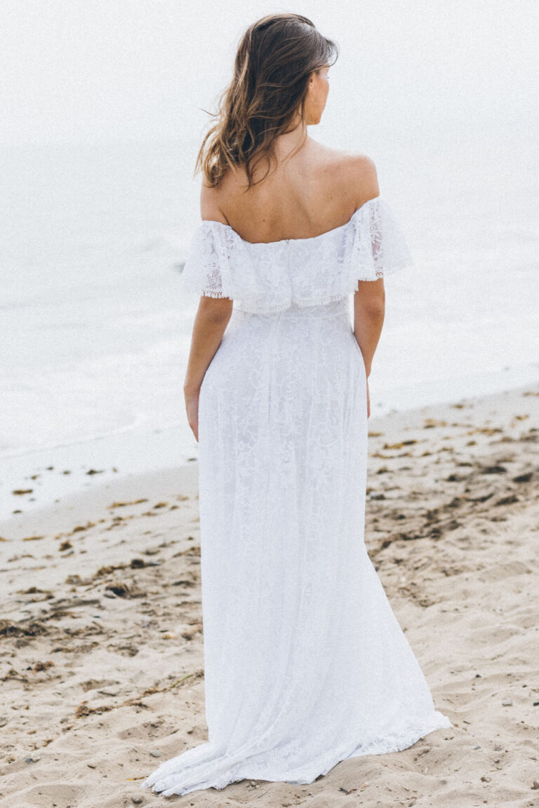 Suknia z odkrytymi plecami i krótkimi rękawami, widoczna na plaży.