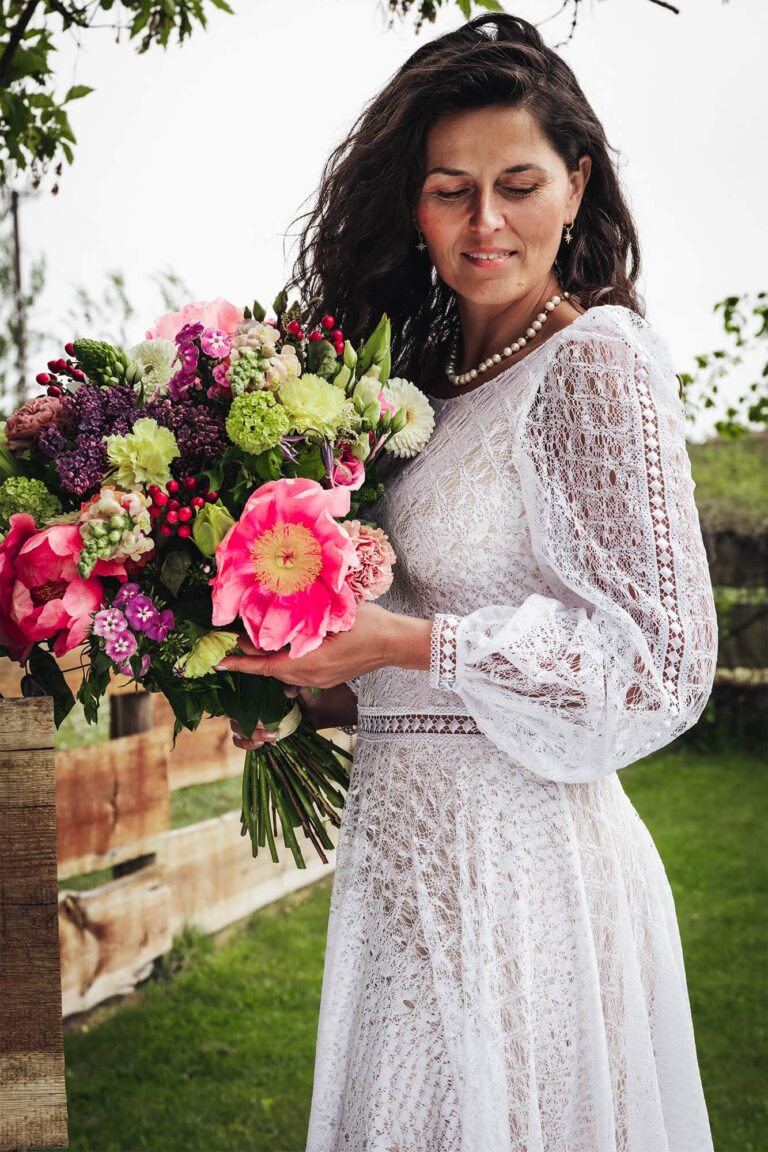 Suknia z długimi koronkowymi rękawami i dekoltem w kształcie litery V.