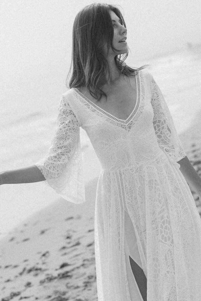 Suknia z długimi rękawami i dekoltem w kształcie litery V z rozcięciem na przodzie.