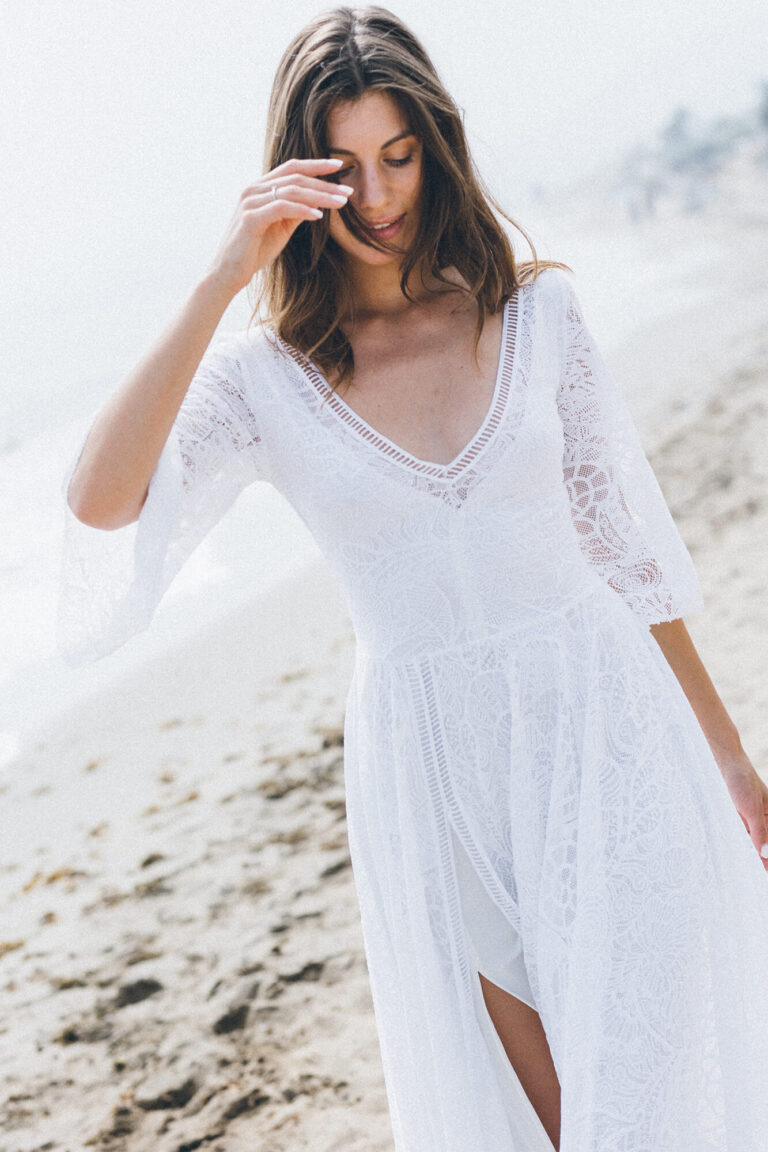 Suknia z długimi koronkowymi rękawami i dekoltem w kształcie litery V.