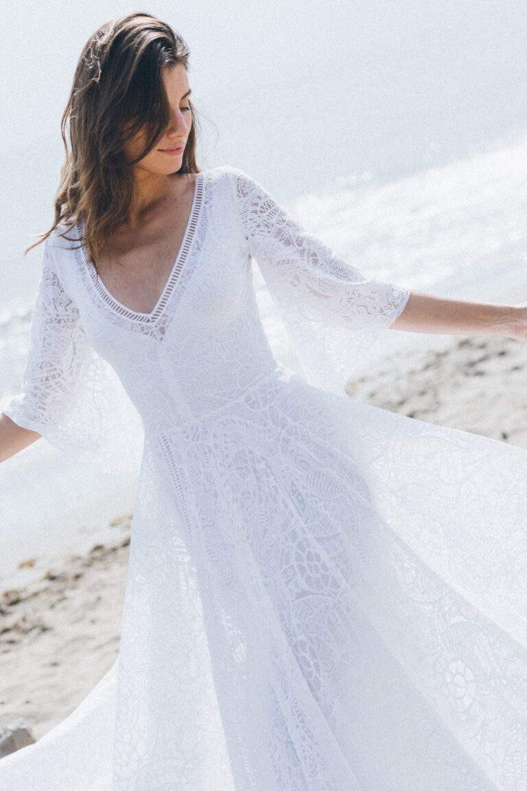Suknia ślubna z długimi rękawami i dekoltem w kształcie litery V.