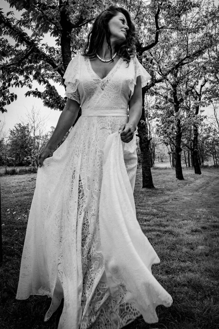 Suknia z krótkimi rękawami, dekoltem w serek i rozkloszowanym dołem.