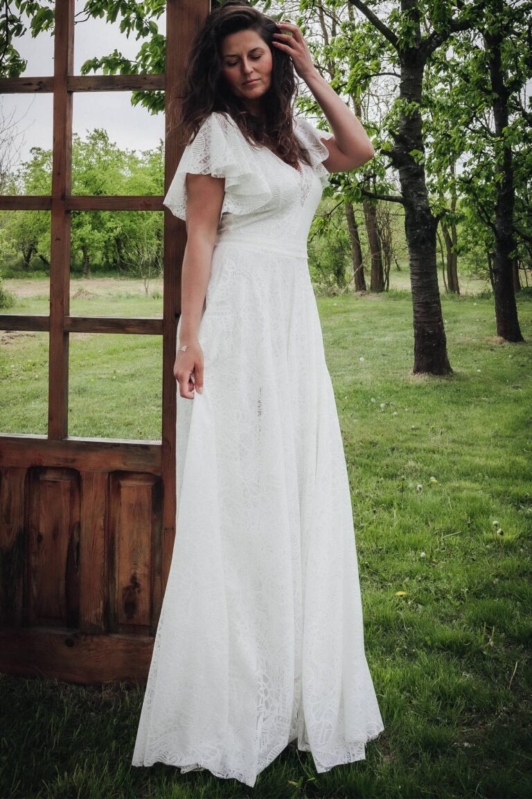 Suknia z krótkimi rękawami i prostym krojem, widoczna w plenerze.