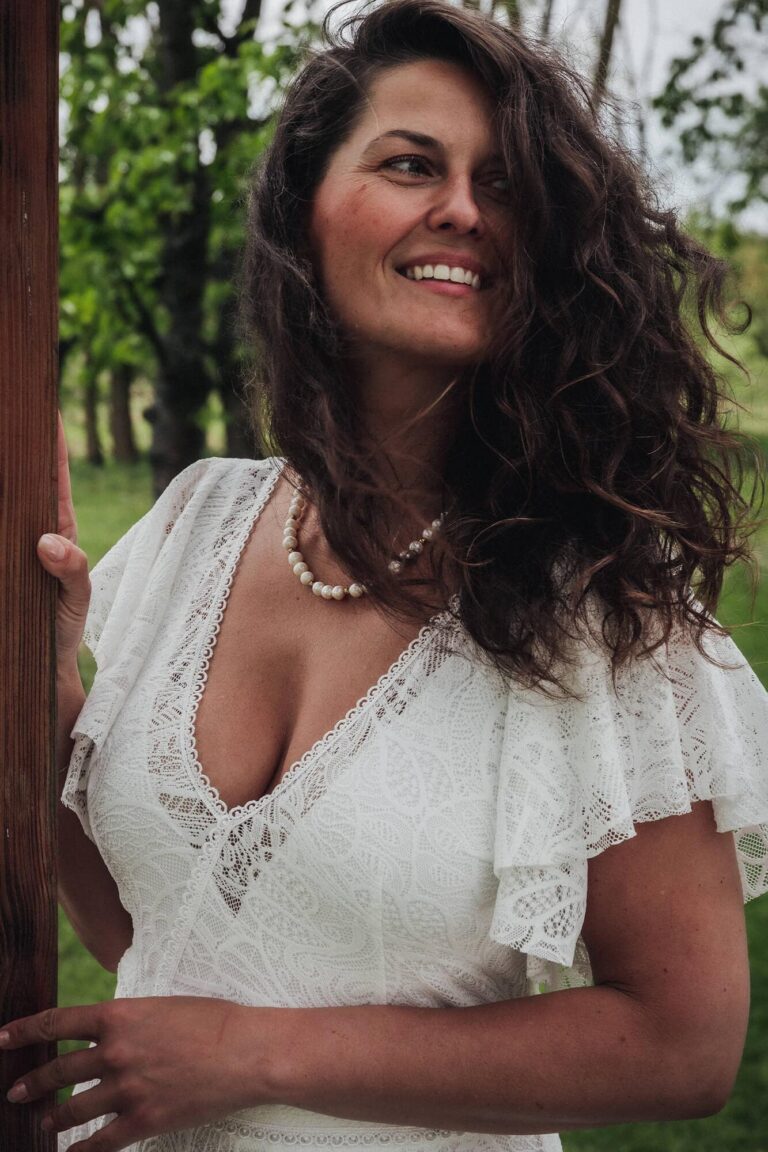 Suknia z dekoltem w serek i krótkimi rękawami.