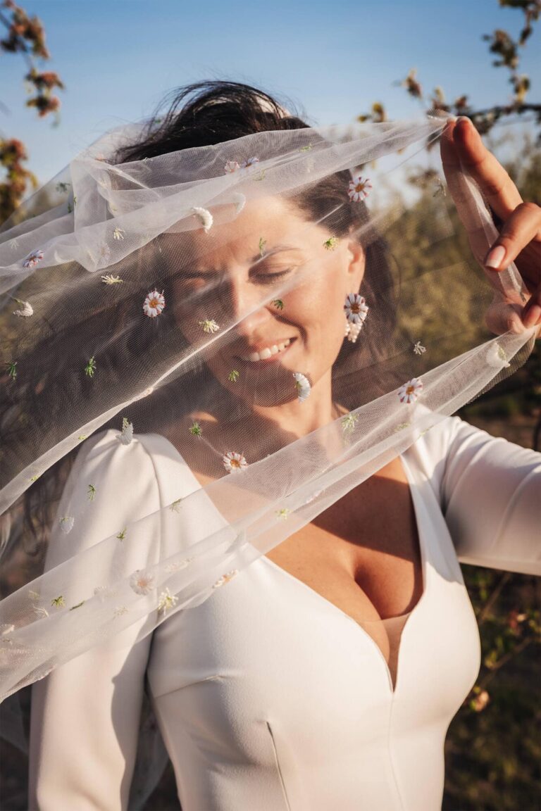 Suknia z dekoltem w serek i długim welonem.