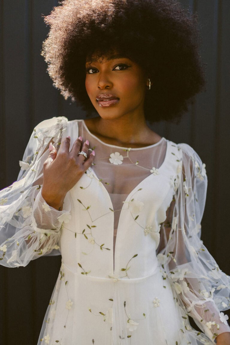 Suknia z długimi rękawami i dekoltem w kształcie litery V.