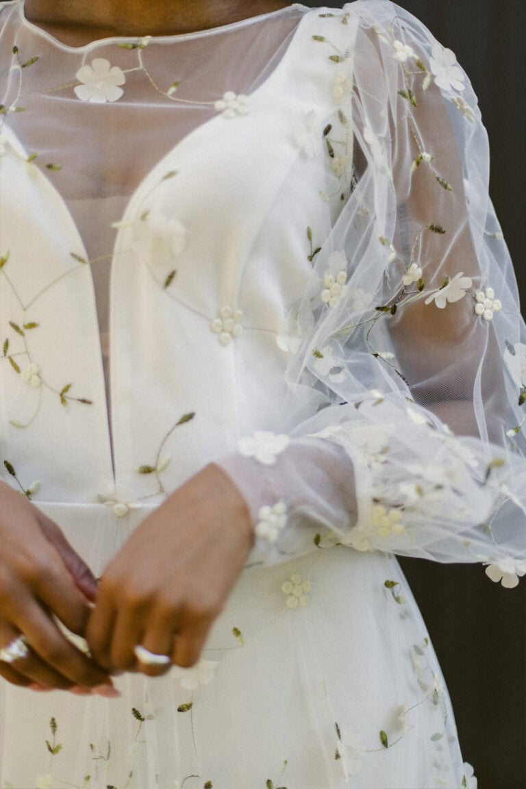 Suknia z długimi przezroczystymi rękawami i dekoltem w kształcie litery V.