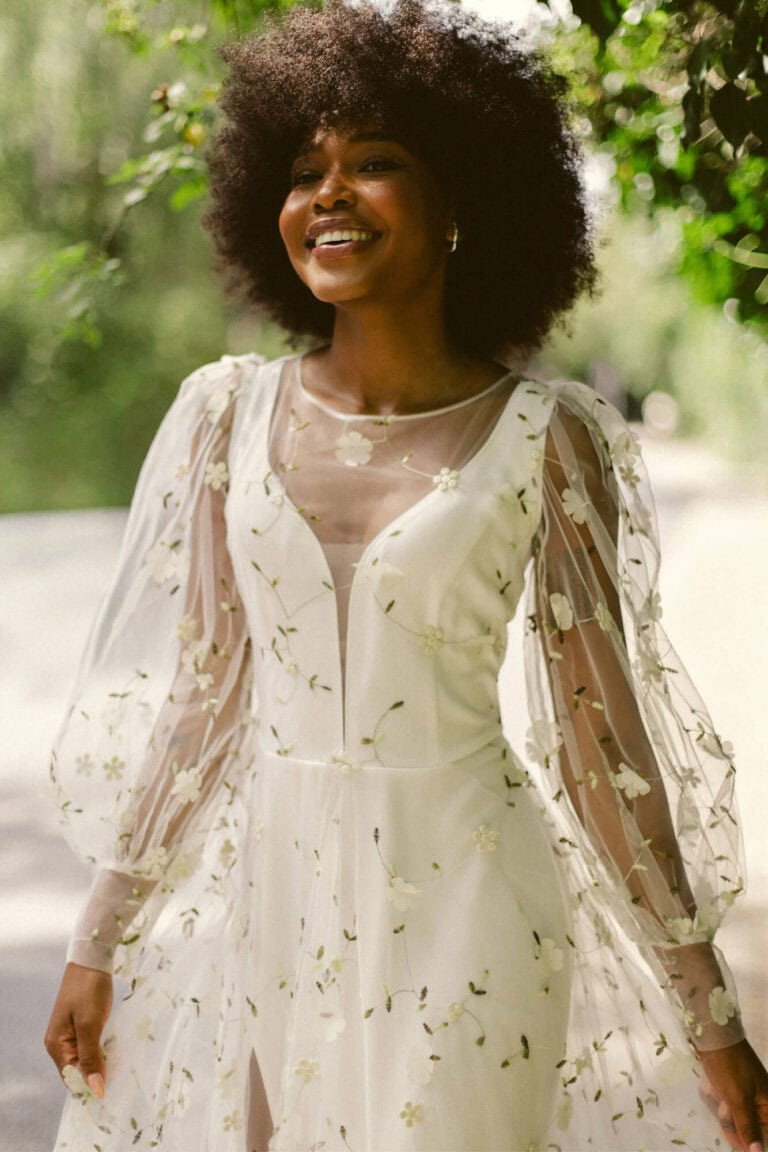 Suknia z długimi koronkowymi rękawami i przezroczystym dekoltem.