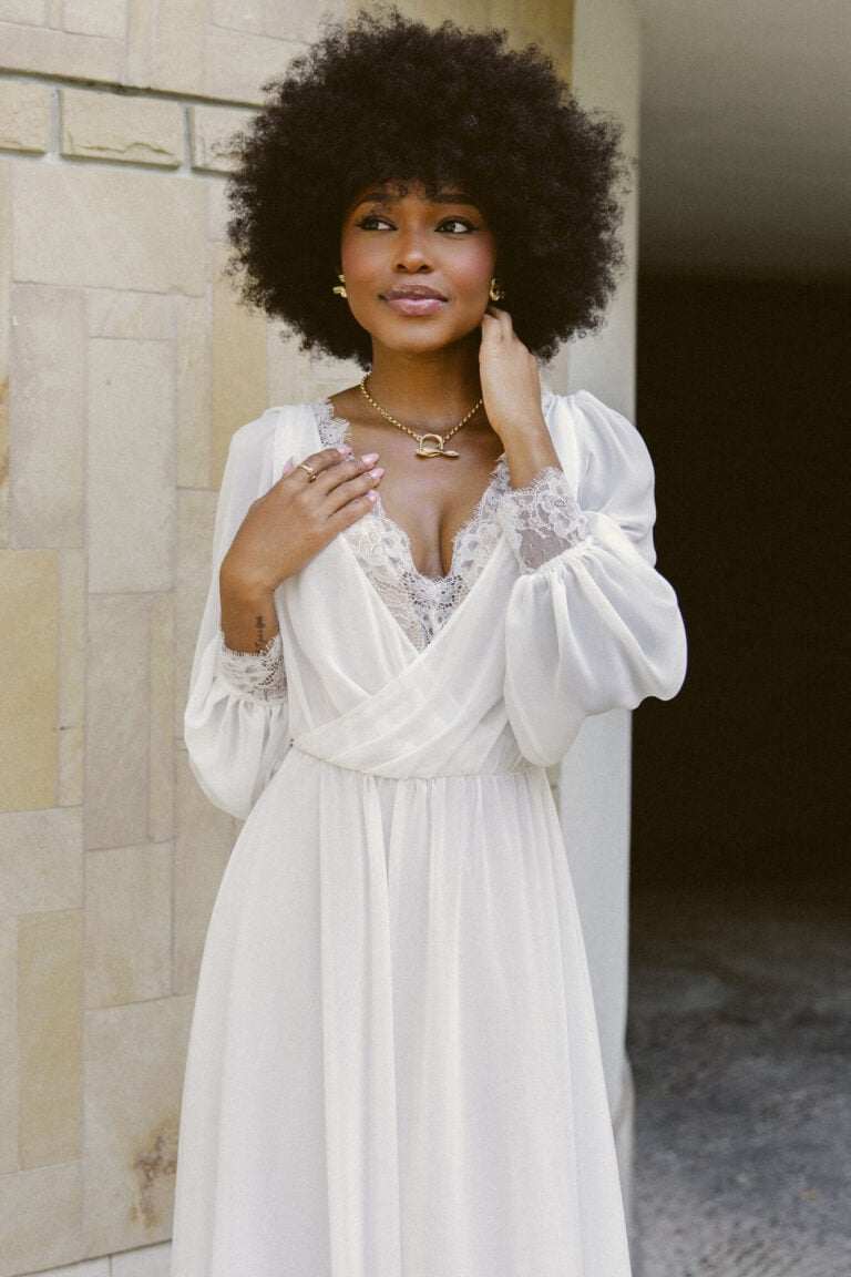 Suknia z długimi rękawami i dekoltem w kształcie litery V.