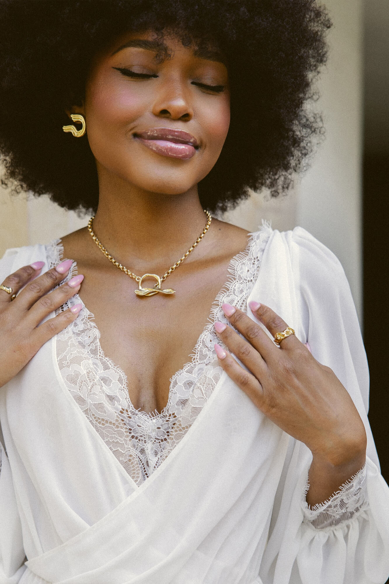 Suknia z dekoltem w kształcie litery V i długimi rękawami z materiału. - suknia-slubna-paris-25-4 - SuknieBoho Suknia z dekoltem w kształcie litery V i długimi rękawami z materiału.