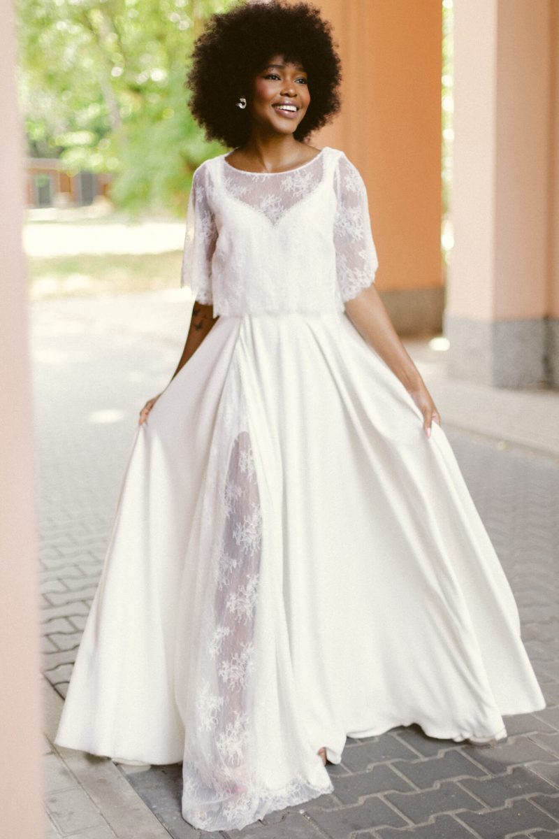 Suknia z krótkimi rękawami i dekoltem w kształcie litery V, z rozkloszowanym dołem.