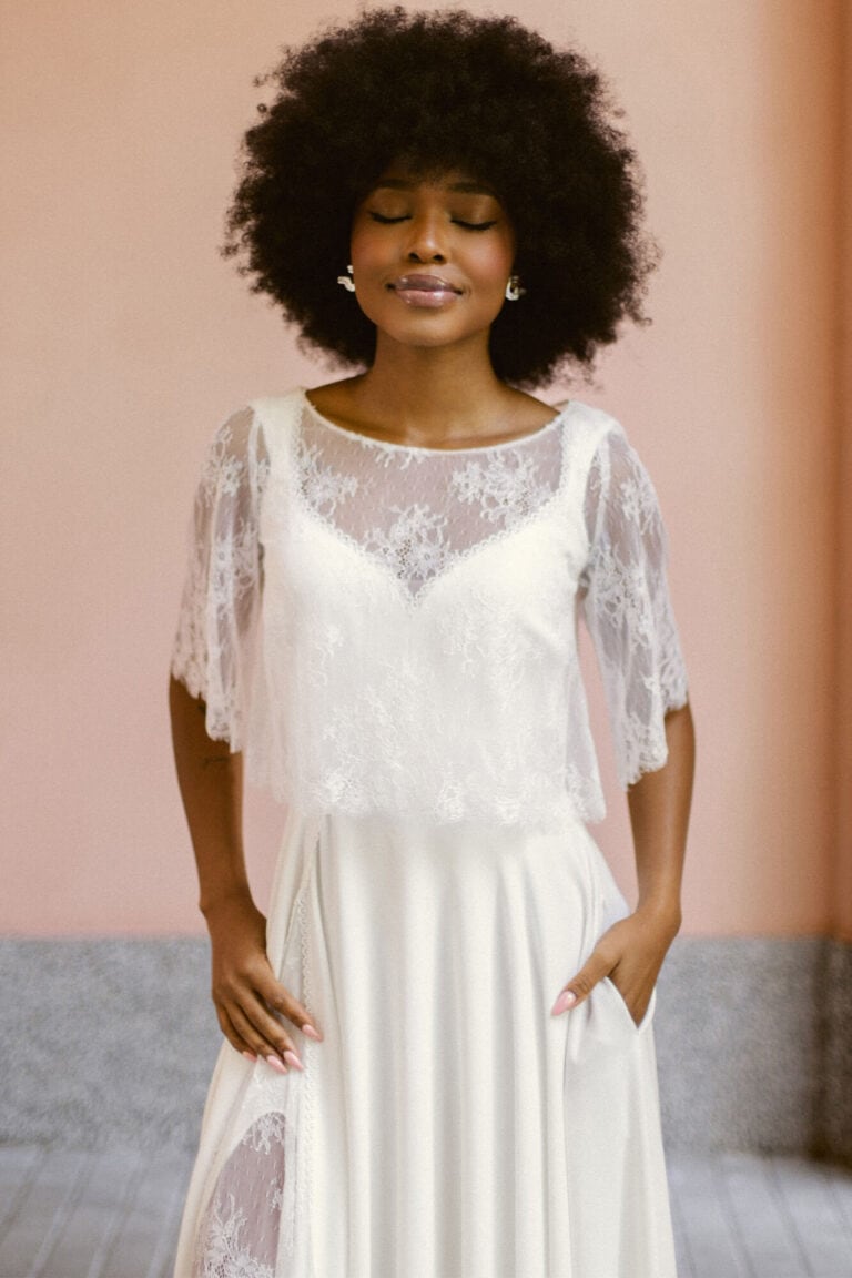 Suknia z krótkimi koronkowymi rękawami i dekoltem w kształcie litery V.