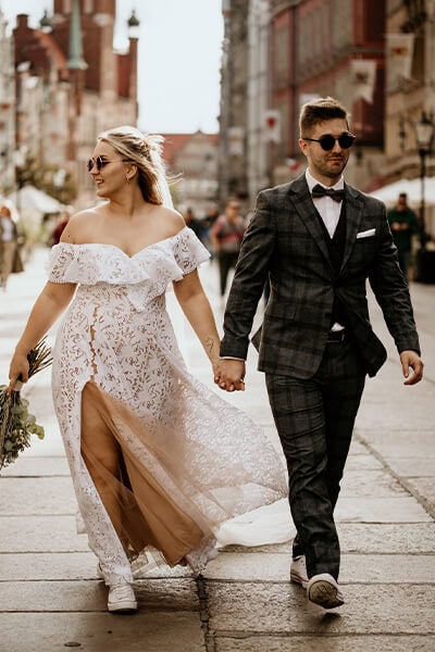 Paulina w sukni ślubnej łączącej górę Santorini 6 z dołem Santorini 1